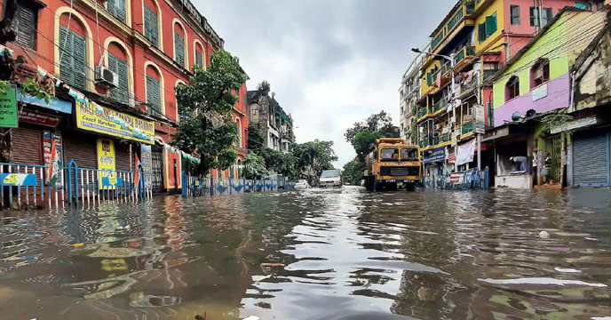 Heavy rains lash Kolkata, waterlogging in several areas