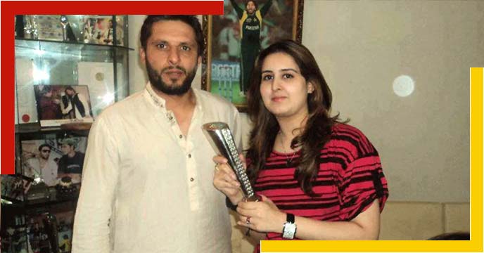 Shahid-Afridi-with-wife