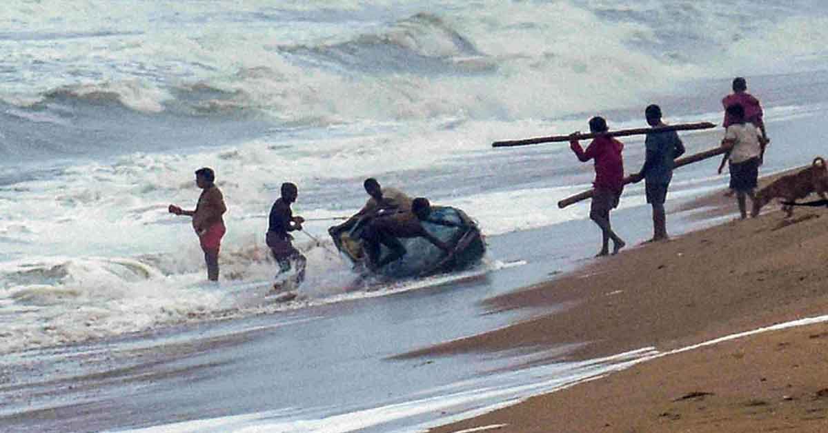 West Bengal CM Orders Immediate Action as Heavy Rain and Cyclone Threat Trigger Flood Alerts Across Districts